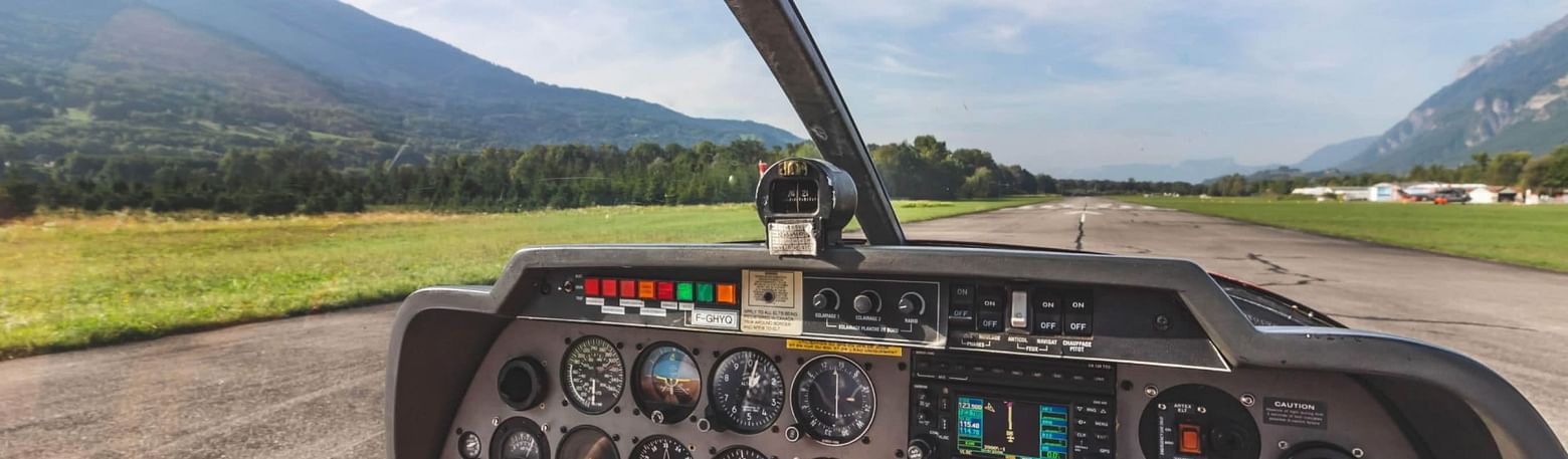 Un avion sur la piste prêt à décoller