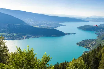 Cap sur Annecy : Envolez-vous vers la Perle des Alpes