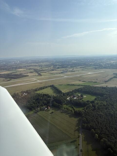 Vorbei an der Nordbahn des Flughafens Hannover