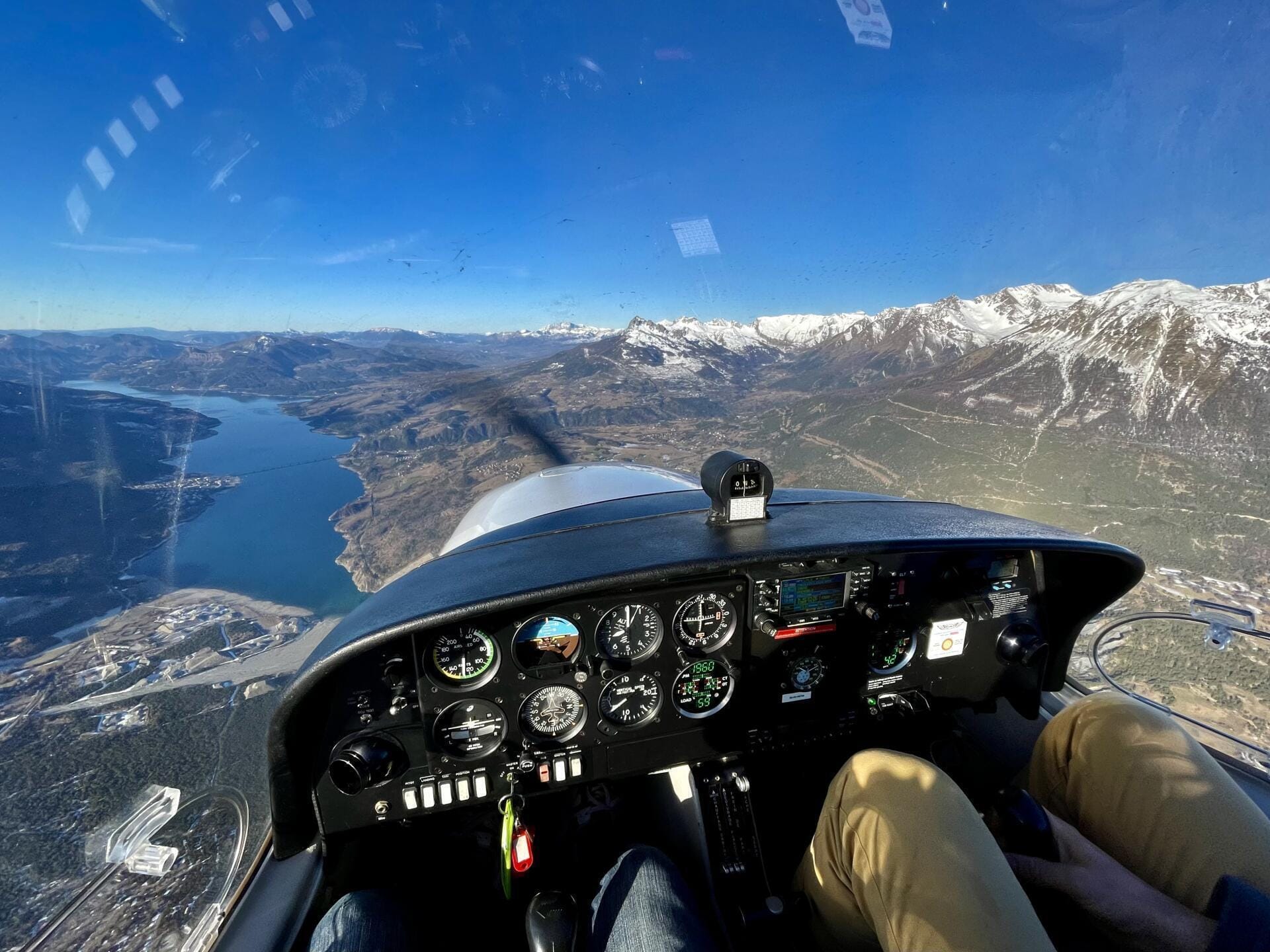 L’avion permet une vue panoramique, comme ici sur le lac de Serre-Ponçon