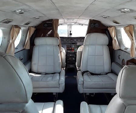 Innenraum, Tische zugeklappt