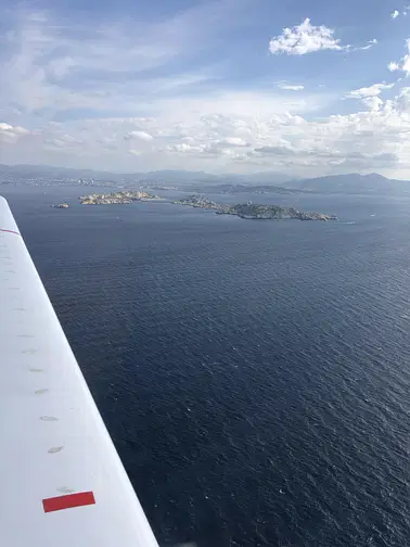 Survol de la Côte de Marseille et ses calanques.