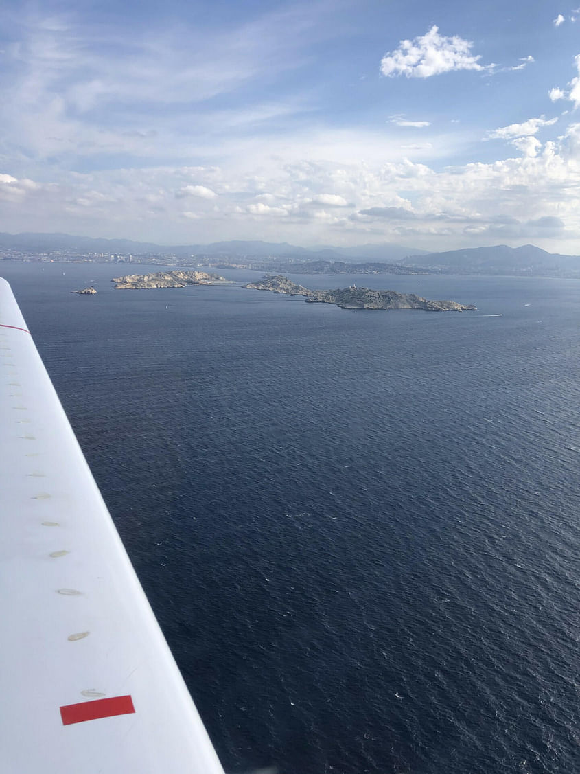 Survol de la Côte de Marseille et ses calanques.