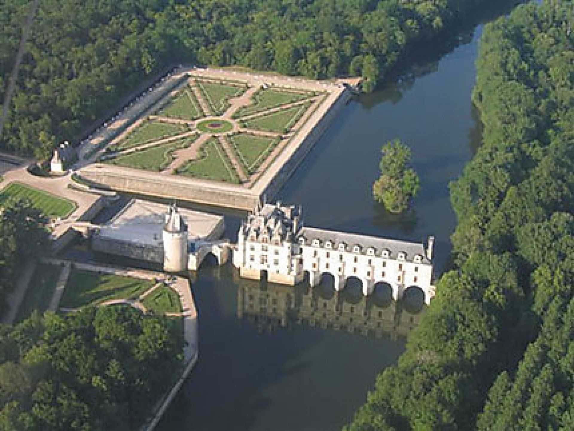 les châteaux de La Loire au départ du Mans en 2 heures