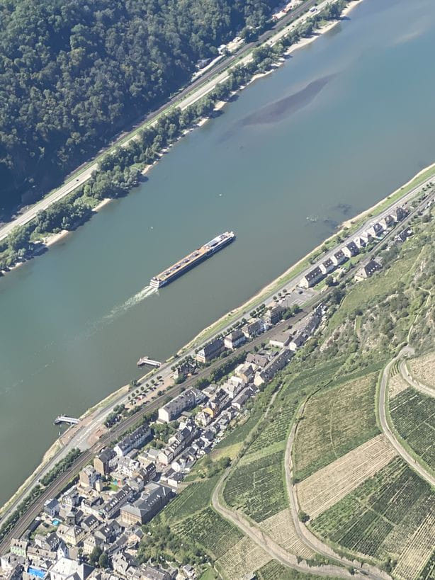 Ausflugdampfer auf dem Rhein von oben