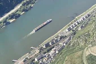 Ausflugdampfer auf dem Rhein von oben
