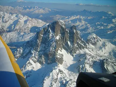 Survol des Pyrénées en hiver