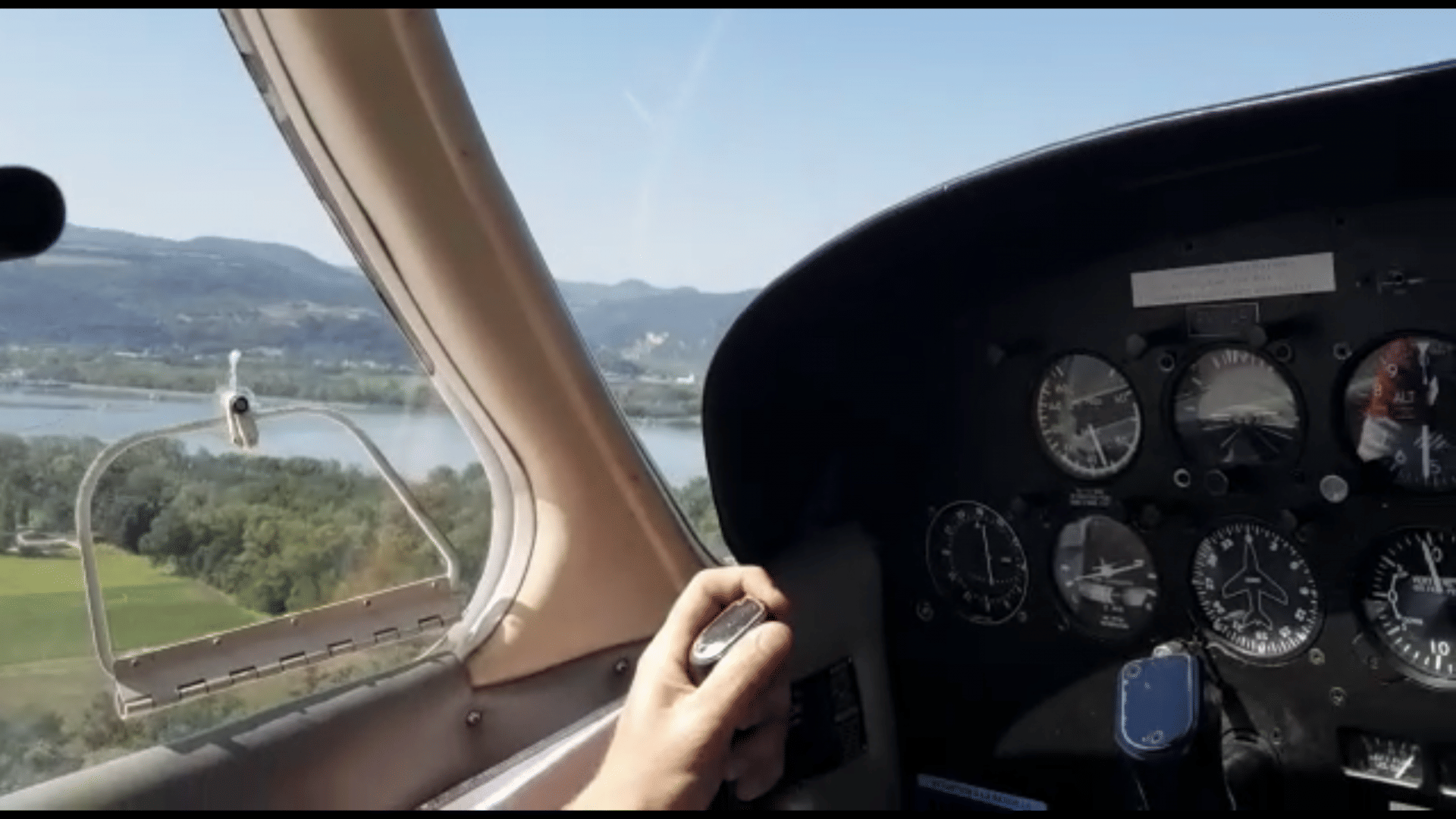 vue au décollage de Montelimar avec le Rhône juste à coté de l'aérodrome et la centrale Nucléaire en face