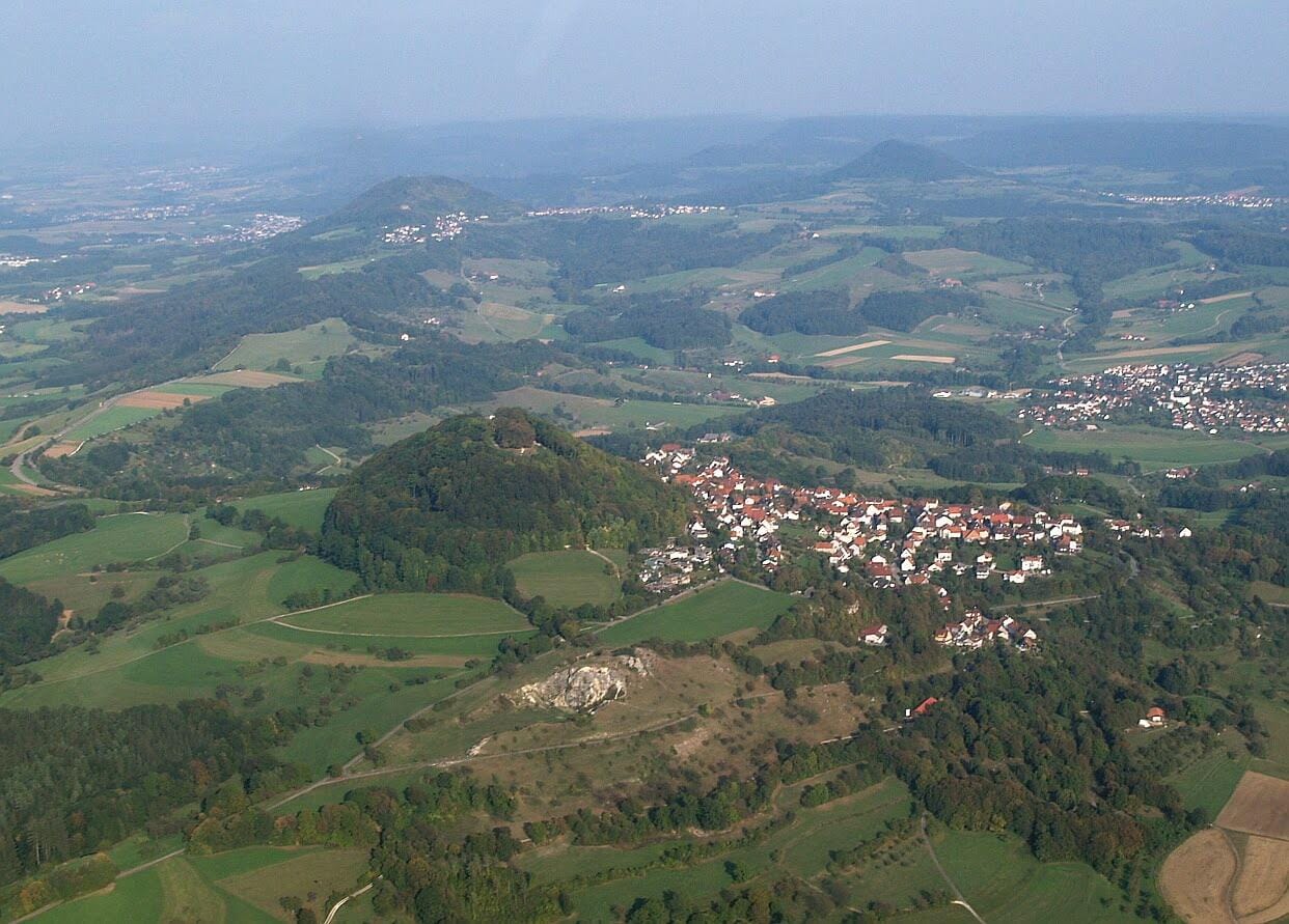 Drei Kaiserberge von Westen: vorn der Hohenstaufen, dahinter der Rechberg, rechts dahinter der Stuifen (Image by Kreuzschnabel/Wikimedia Commons, License: artlibre.org/licence/lal/en)