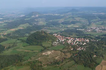 Drei Kaiserberge von Westen: vorn der Hohenstaufen, dahinter der Rechberg, rechts dahinter der Stuifen (Image by Kreuzschnabel/Wikimedia Commons, License: artlibre.org/licence/lal/en)