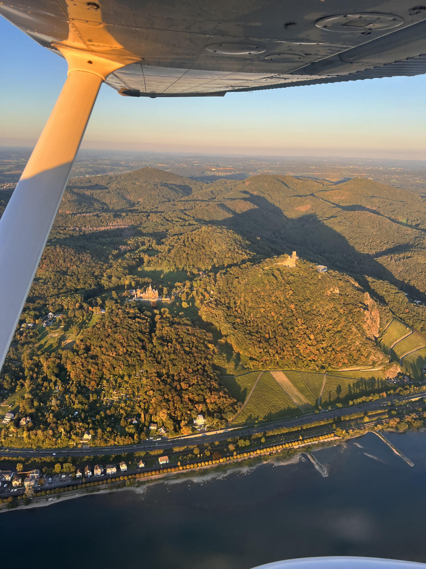 Rundflug: Siebengebirge, Koblenz, Laacher See & Ahrweiler