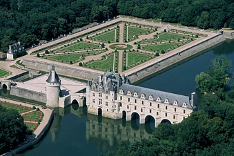 Tous les châteaux de la Loire en Hélicoptère - LE FÉERIQUE
