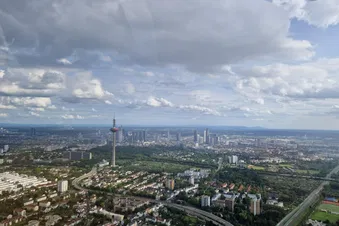 Großer Flug über Rhein-Main-Gebiet mit Frankfurt Skyline