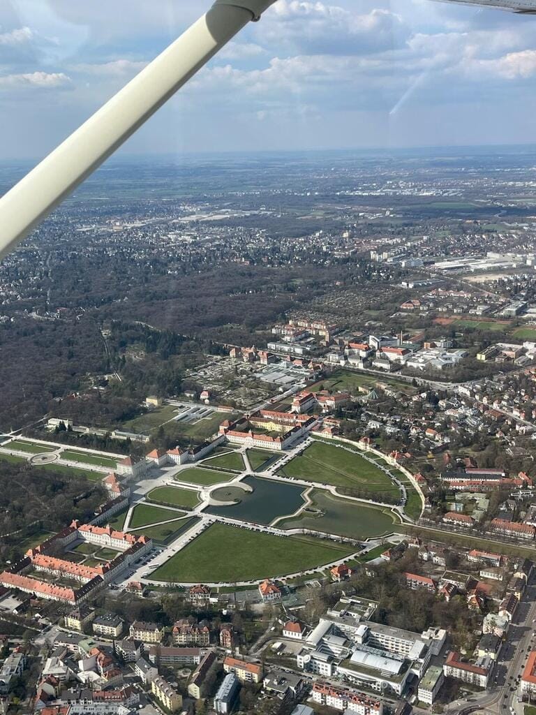 Rundflug über München und Umgebung: Allianz Arena, Olympiapark und bayerische Seen aus der Luft