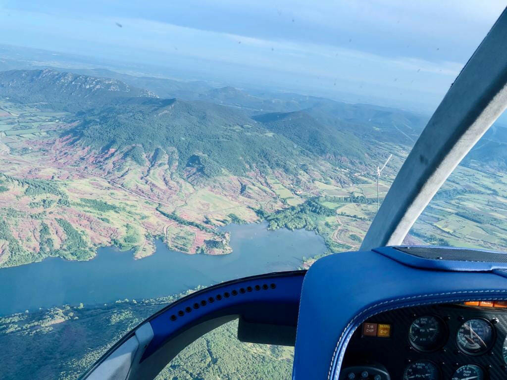 Survol Pic St Loup, Lac du Salagou, pays Héraultais (hélico)