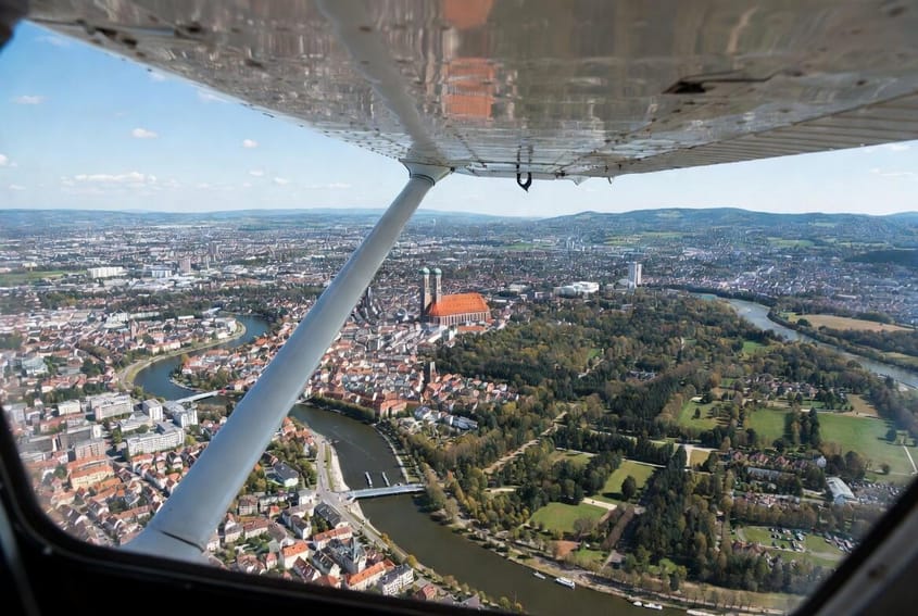 Rundflug über München und Umgebung: Allianz Arena, Olympiapark und bayerische Seen aus der Luft