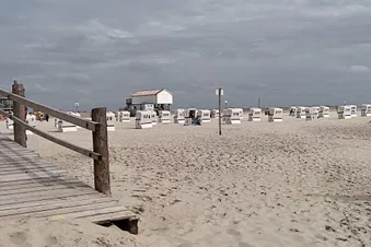 Weißer Sandstrand für einen Tag