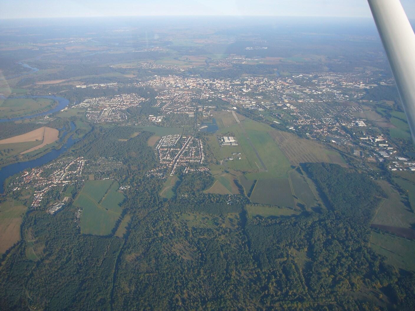 Dessau von Westen, links die Elbe