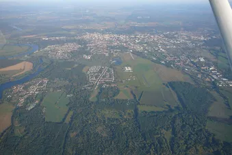 Dessau von Westen, links die Elbe