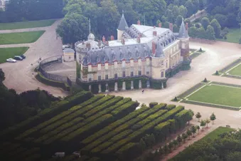 De magnifiques châteaux et la cathédrale de chartres