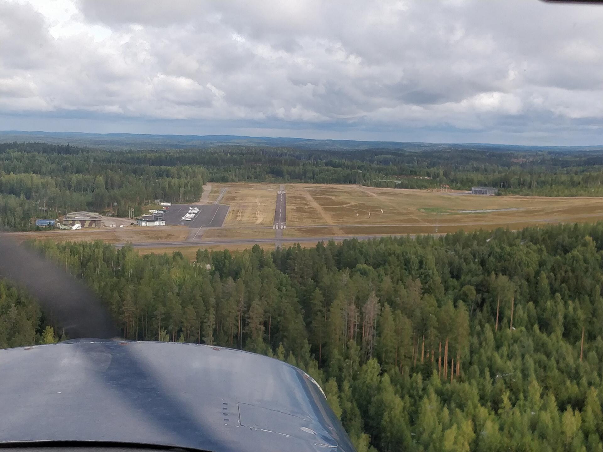 Cessna 152 approaching the runway 36 at Lahti-Vesivehmaa airfield.