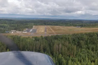 Cessna 152 approaching the runway 36 at Lahti-Vesivehmaa airfield.