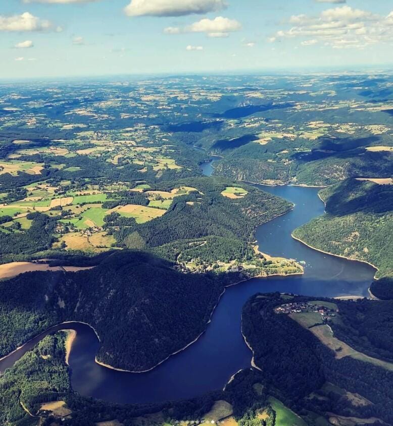 La Chaîne des Puys et le Château de Val vue du ciel