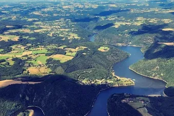 La Chaîne des Puys et le Château de Val vue du ciel