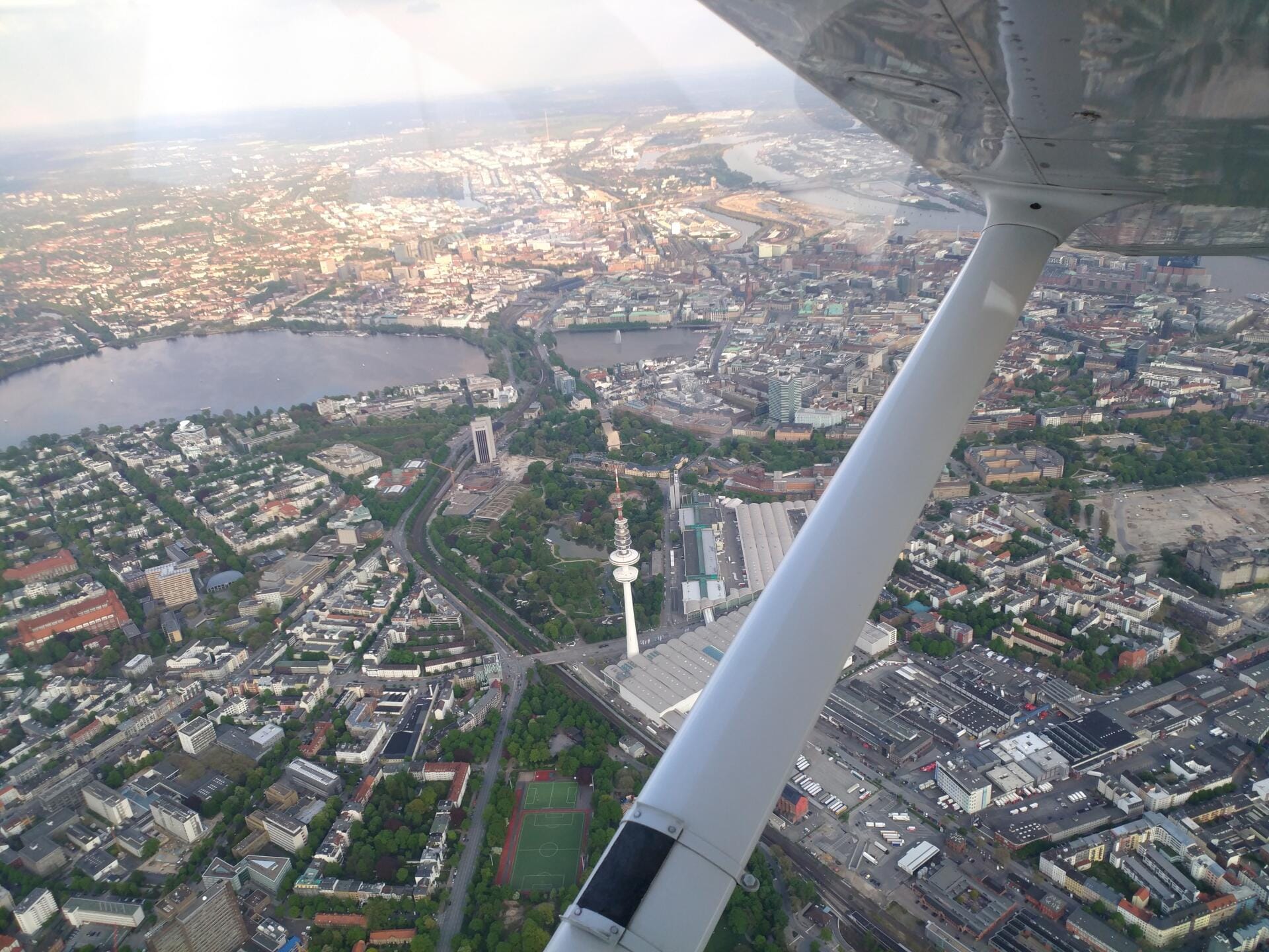 Hamburg von oben: Elbe, Hafen und die Wahrzeichen der Hansestadt