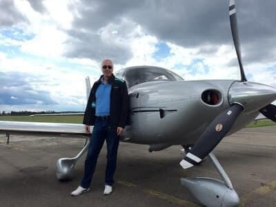 Pilot hat Nacht- u. IFR-Berechtigung („Blindflug“)