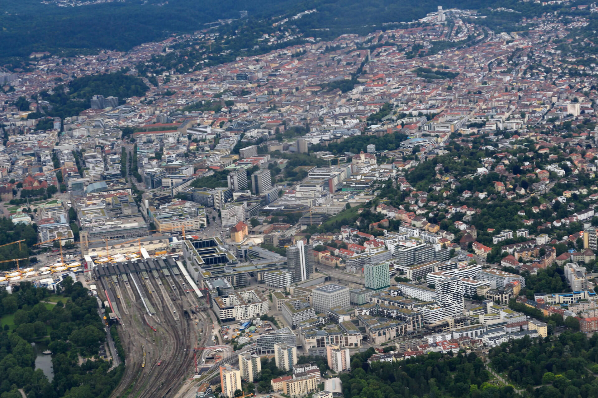 Stuttgarter Hauptbahnhof mit der City im Hintergrund
