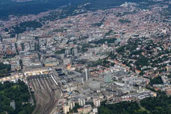 Stuttgarter Hauptbahnhof mit der City im Hintergrund