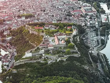Découverte aérienne de Besançon et sa célèbre citadelle