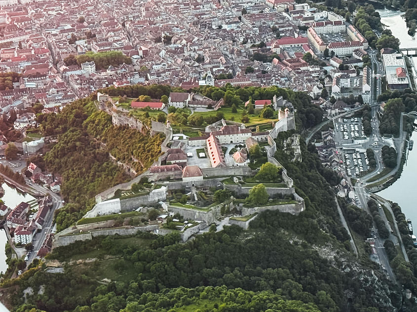 Découverte aérienne de Besançon et sa célèbre citadelle