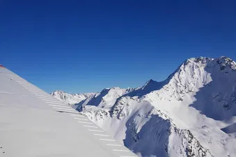 Flug entlang der Alpen nach Samedan