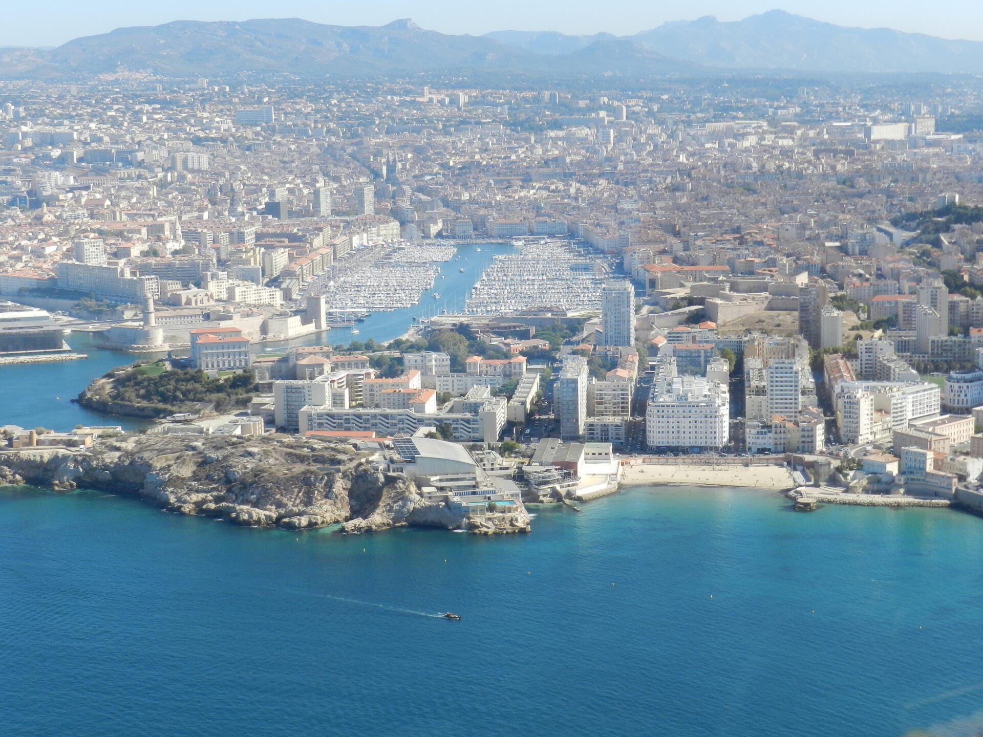 Superbe survol de la rade de Marseille