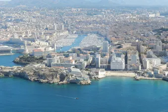 Superbe survol de la rade de Marseille