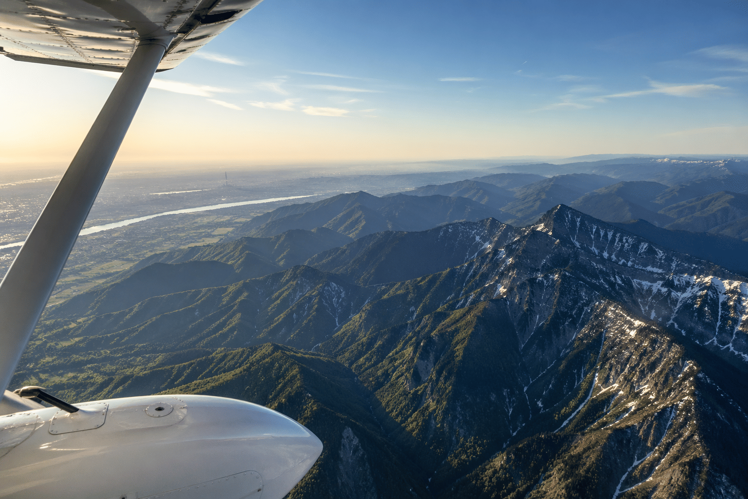 Panoramaflug über Wien: Ein unvergessliches Erlebnis zwischen Stadt, Donau und Alpen