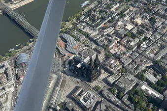 Flug über Tagebau, Kölner Dom und Siebengebirge