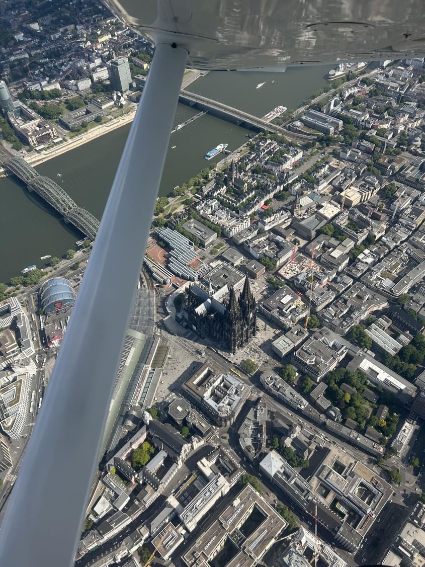 Flug über Tagebau, Kölner Dom und Siebengebirge