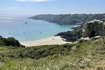 Vue sur la plage de la côte sauvage