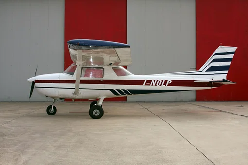 Side view of the Cessna 150 I-NOLP