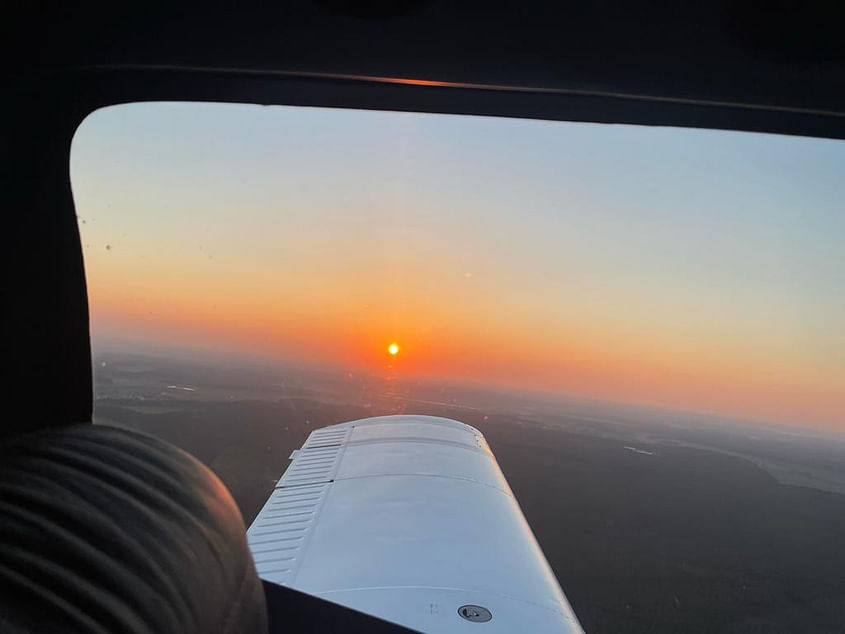 Sonnenuntergang genießen aus der Luft