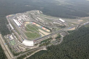 Rundflug mit einer Landung am Flugplatz Deiner Wahl