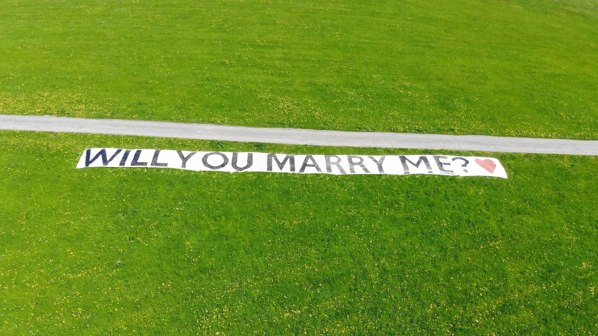 Rundflug mit Heiratsantrag und "Will you marry me?" Banner