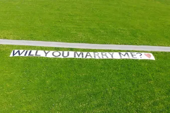 Rundflug mit Heiratsantrag und "Will you marry me?" Banner