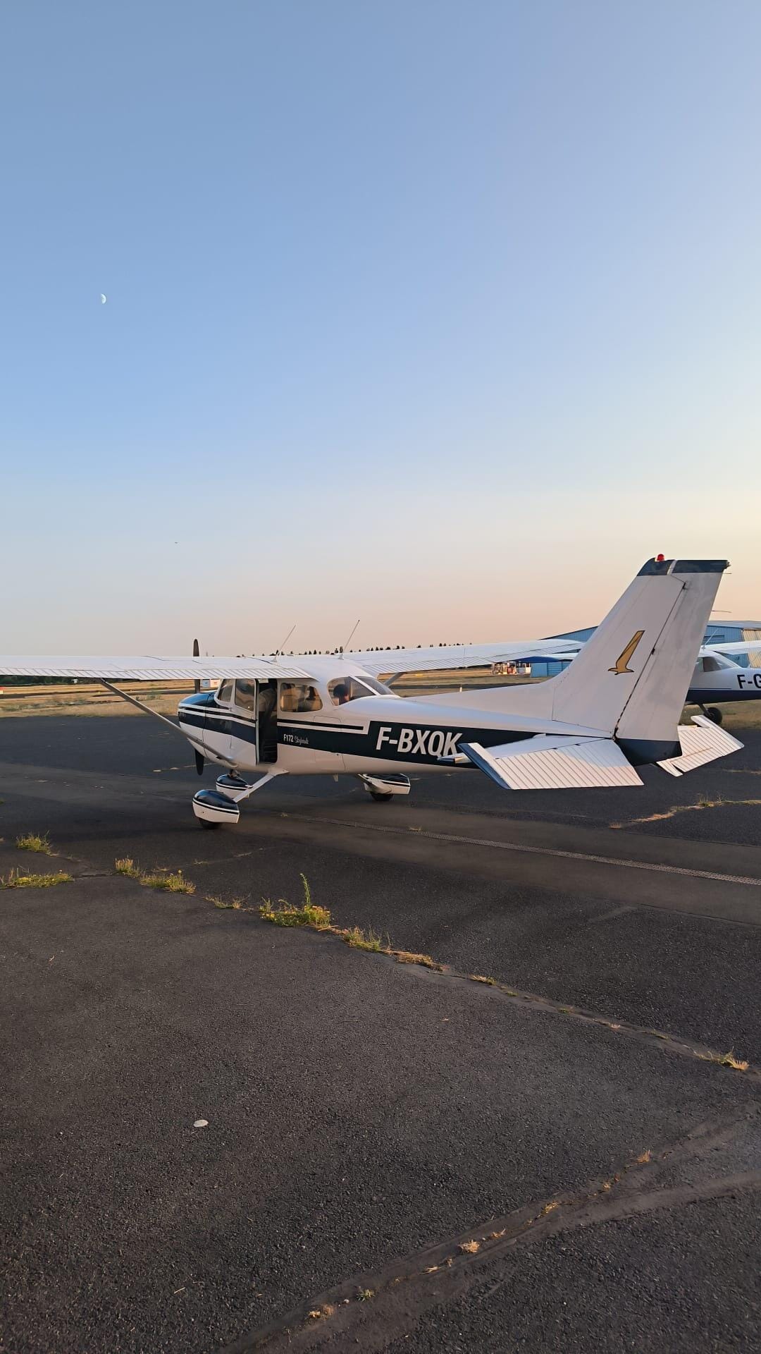 Vue complète d'un avion Cessna 172