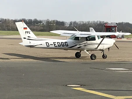 Cessna 152 D-EDGG auf dem Vorfeld von Essen/Mülheim (EDLE)