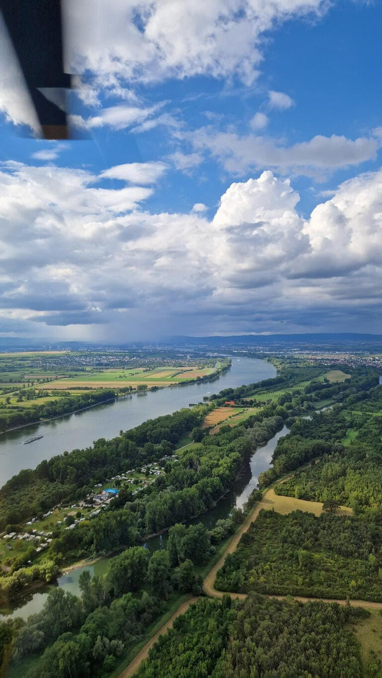 Rundflug über Frankfurt und Umgebung: Skyline, Main und Rheintal aus der Vogelperspektive