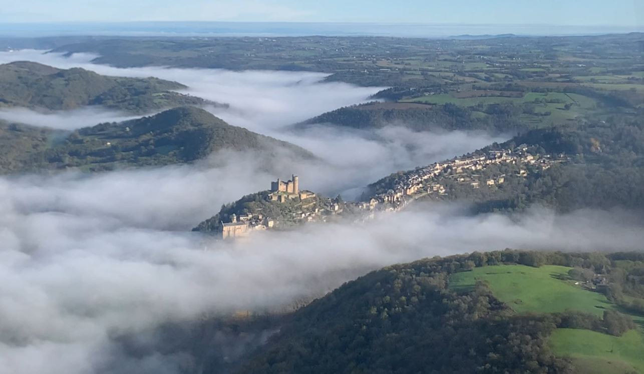 Najac au dessus des nuages de vallée